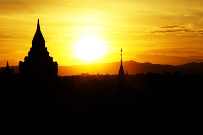Puesta de sol en el valle de los templos, Bagan / Sunset on the temple's valley, Bagan