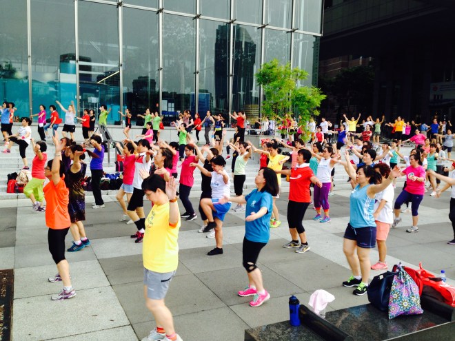 Clase de Zumba al borde del río / Zumba class by the river